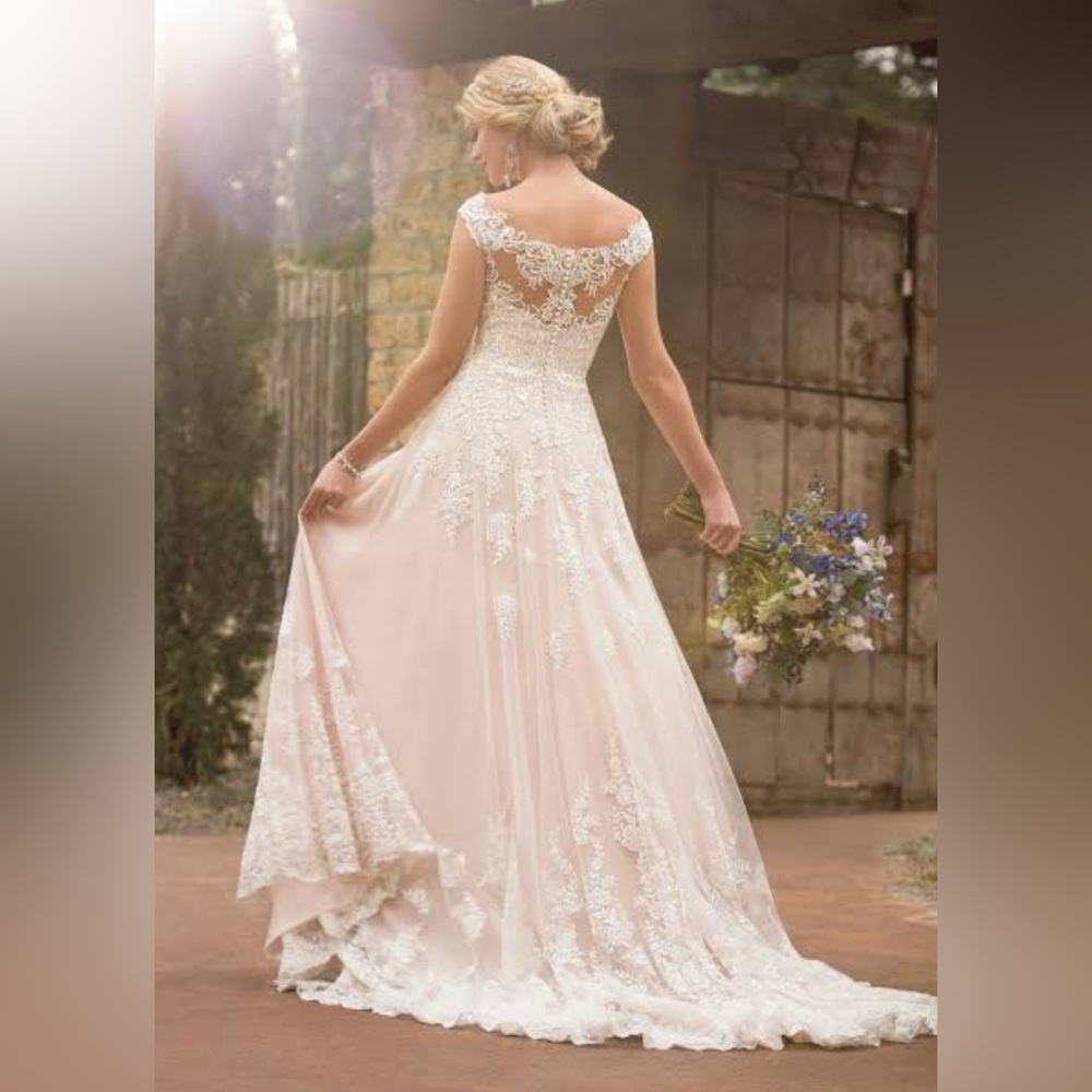 Essense of Australia D2327, Size 22